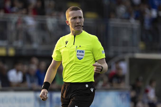 Titre: L’arbitre sportif : rôle, compétences, formation et évolutions technologiques