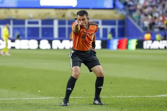 Ilgiz Tantashev : L’arbitre ouzbek au cœur de la tempête après France-Paraguay